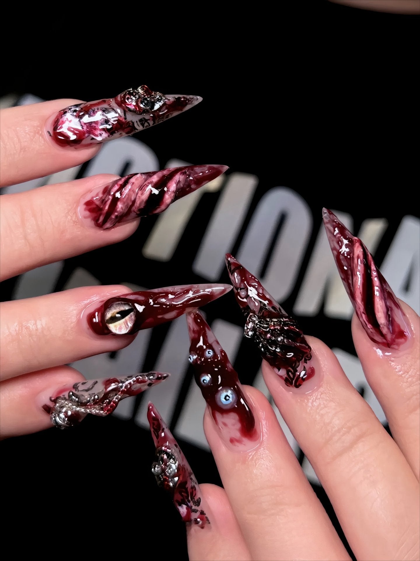 GothicNails. Nail art that can be worn again and again.