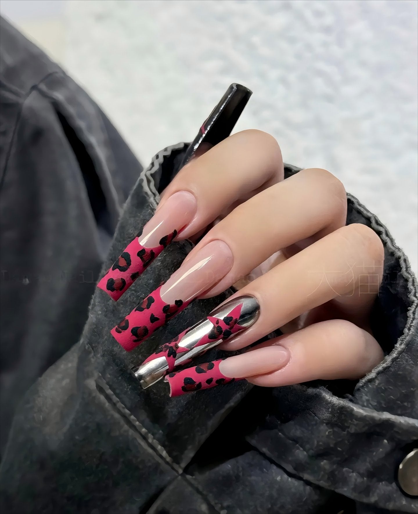 SexyNails. Nail art that can be worn again and again.